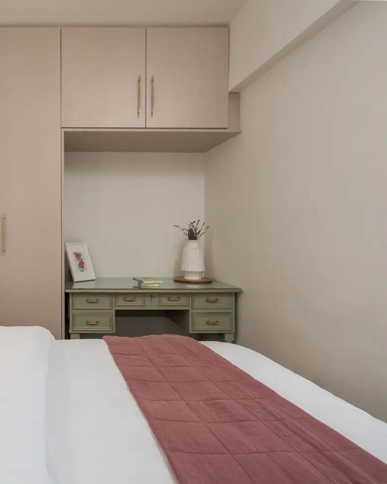 Bedroom with a rose throw