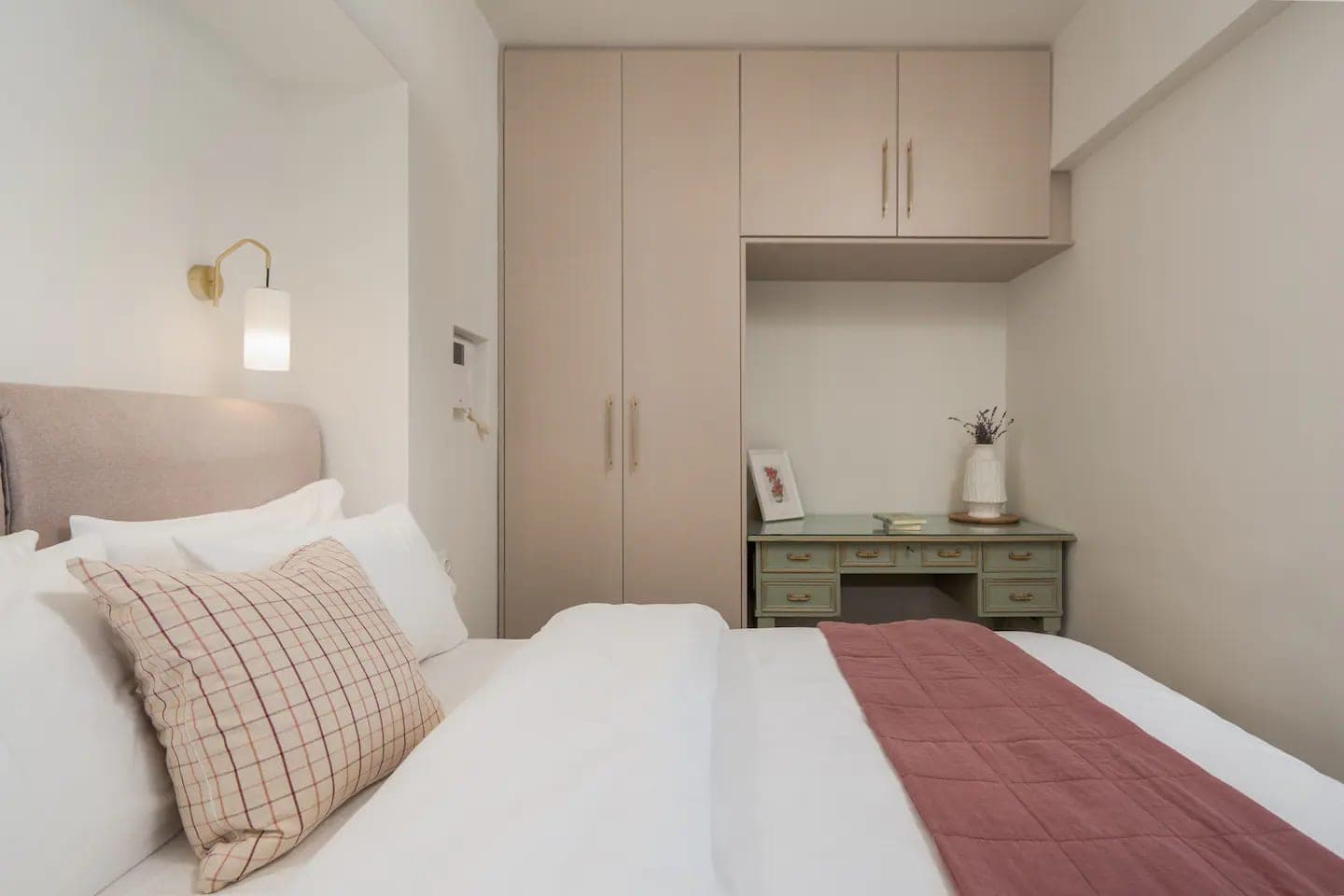 Bedroom with a rose throw